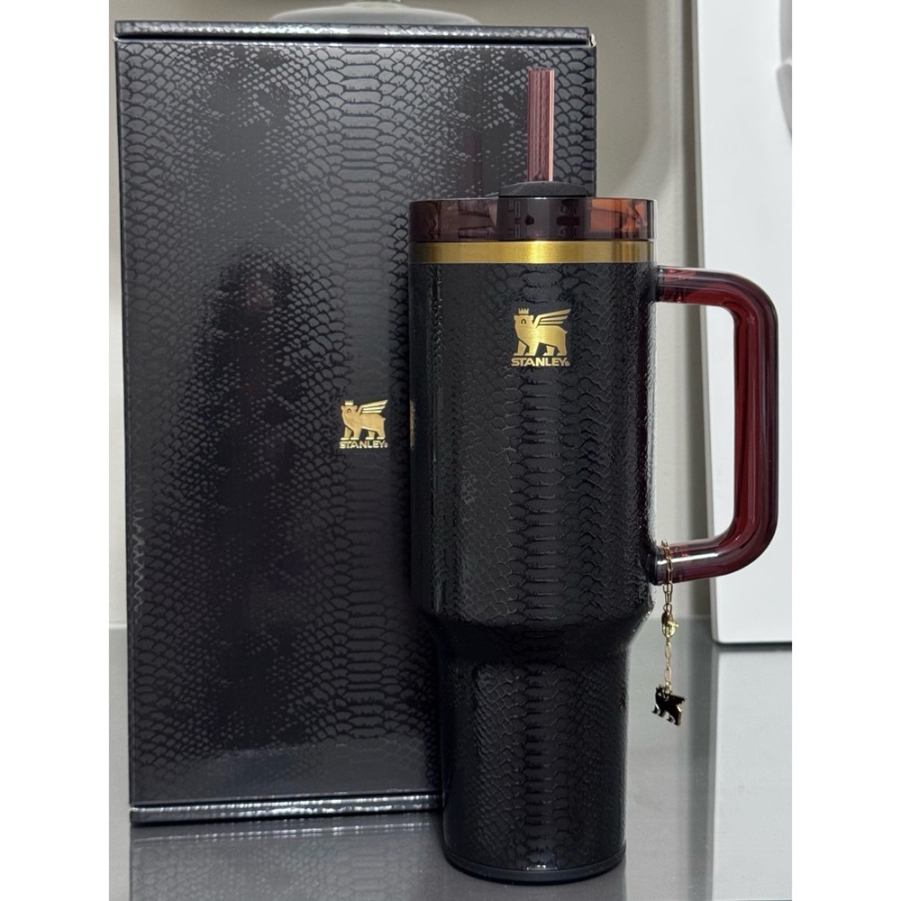 STANLEY Quencher LUXE‎ H2.0 FlowState 40oz Tumbler, BLACK SNAKESKIN